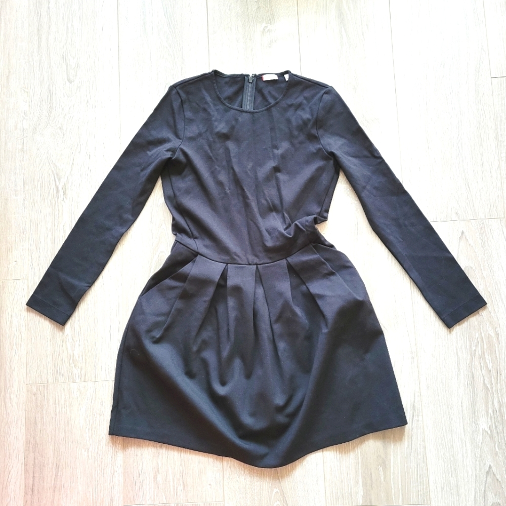 Aritzia Sunday Best black pleated fit and flare pleated dress size 4 XS pockets